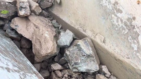 Строительство, дробление щебёнки