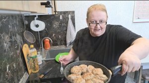 Опять блины... В сливках и с икрой! Опять котлеты... Без хлеба и яиц!