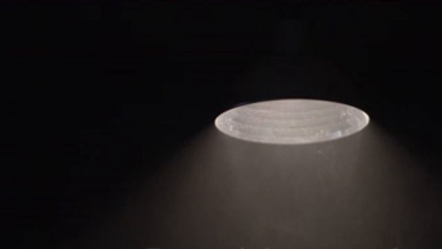 фонарь качается в темноте на ветру. футаж для видеомонтажа