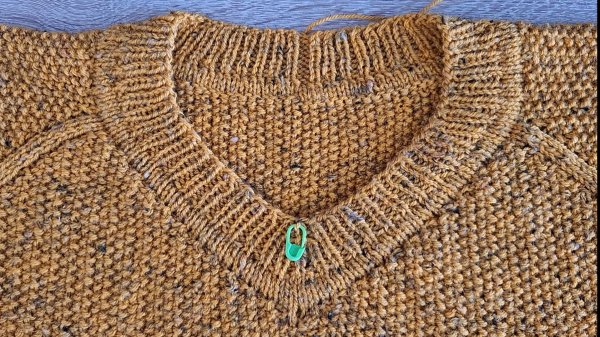 #вязовлог /v-образная горловина с цельновязанной обработкой. Пояснение