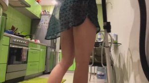 ❤️ Уборка на кухне в прозрачном коротком халатике.