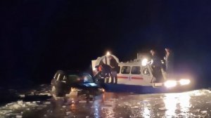 Женщину и подростка спасли из провалившегося под лед внедорожника на Байкале