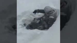 20260221  Сильнейший снегопад в Туле не смог помешать бабушке выйти на прогулку .