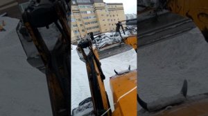 Убираем снег во дворах Дзержинского района в Ярославле в парке с МТз#jcb3cx #мороз #трактор #ярослав