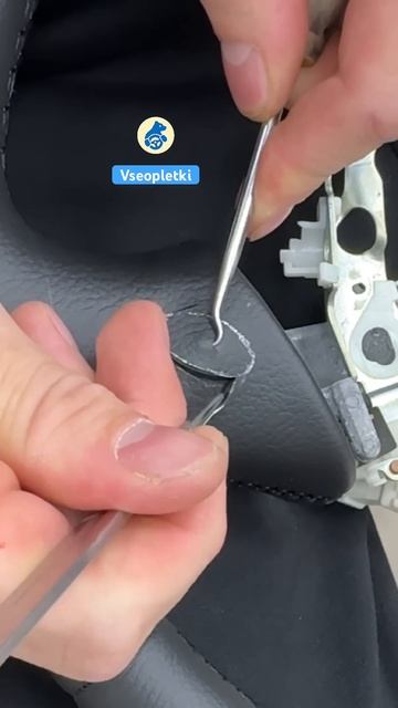 Обрезал кнопку на руле аккуратно. #кожаныйруль #накладканаруль #оплеткаруля