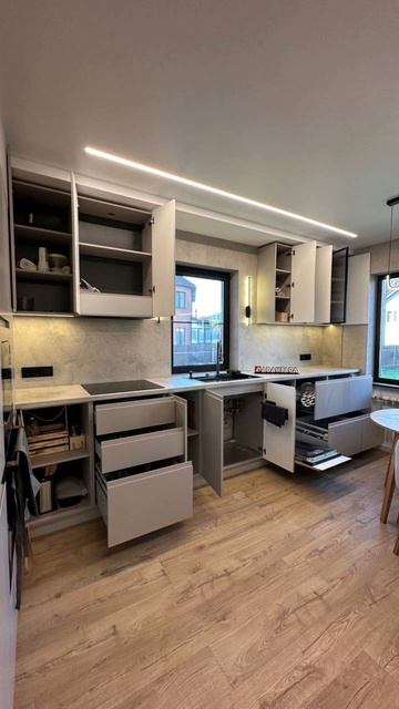 Шикарная большая кухня с витражом смотреть онлайн