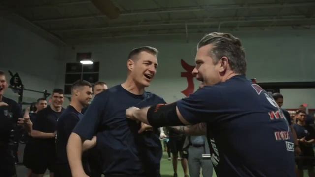 🏋♀ Глава Пентагона Пит Хегсет выполняет жим штанги весом 315 фунтов (~143 кг)