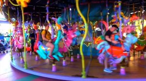 Настя, Рома и Диана веселятся на детской площадке в парке аттракционов Орландо