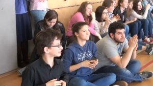 Волейбольный матч между командами учеников 10 го класса и сотрудников