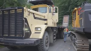 Американский КрАз. Везем экскаватор в гору