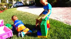 Влад и Никита  играют с цветными кирпичиками