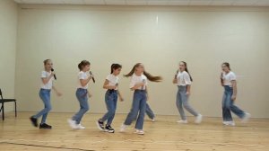 «Школа- это дневники», исполняют группа «Одноклассницы».