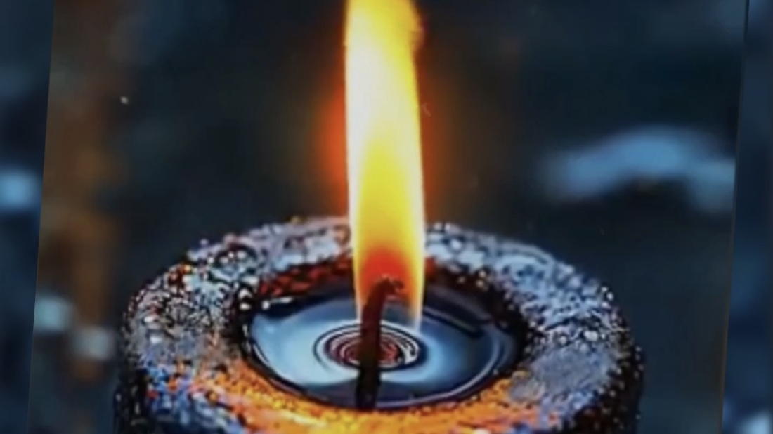 Капает Воск