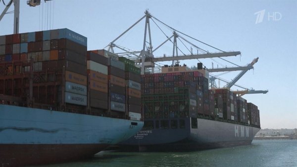 Дональд Трамп повысил до 15% пошлины на импорт товаров.