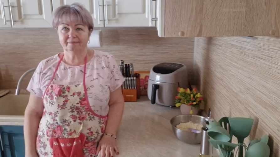 СОБИРАЮСЬ ФАРШИРОВАТЬ БЛИНЫ, БЕЗ КОНЦА ГАСЯТ СВЕТ. смотреть онлайн