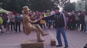 НЕОБЫЧНЫЕ УЛИЧНЫЕ ВЫСТУПЛЕНИЯ УДИВЛЯЮТ И РАЗВЛЕКАЮТ ПРОХОЖИХ