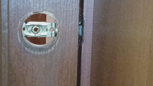 Как открыть дверь со сломанным язычком смотреть онлайн