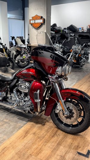 2011 HD CVO Electra Glide Ultra Black Ember 50K (VIN *4625)