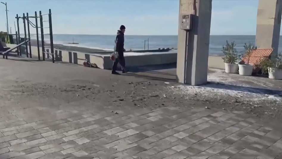 В Сочи продолжается уборка пляжей и набережных смотреть онлайн