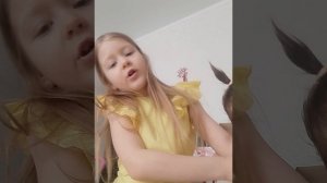 девочки пошли вдвоём в садик