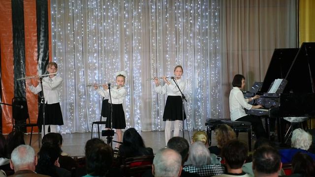 В. Мотов - Веселый танец (ансамль флейтистов младших классов, преп. Пшеничный Ф.В.).