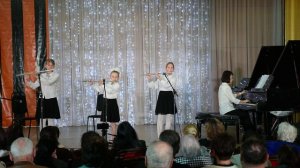 В. Мотов - Веселый танец (ансамль флейтистов младших классов, преп. Пшеничный Ф.В.).