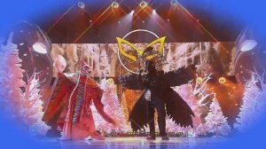 Дуэт "Диана Анкудинова (Горностай) и Ворон" - "Снег кружится" (НГ "Маска" 01.01.2024)