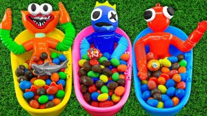 Мультик для детей и малышей. Забавная игра с куклами , Смешиваем конфеты в 3-х ванночка с игрушками.