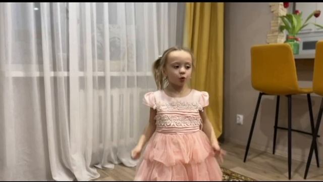 онлайн-конкурс чтецов «Все профессии важны» 
Иванцова Дарина, группа 7 «Солнышко»