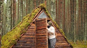 Построила в лесу небольшой домик для отдыха и рыбалки. Бушкрафт