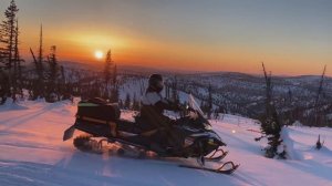 На самом на краю земли. Снегоход на закате, красивые виды.