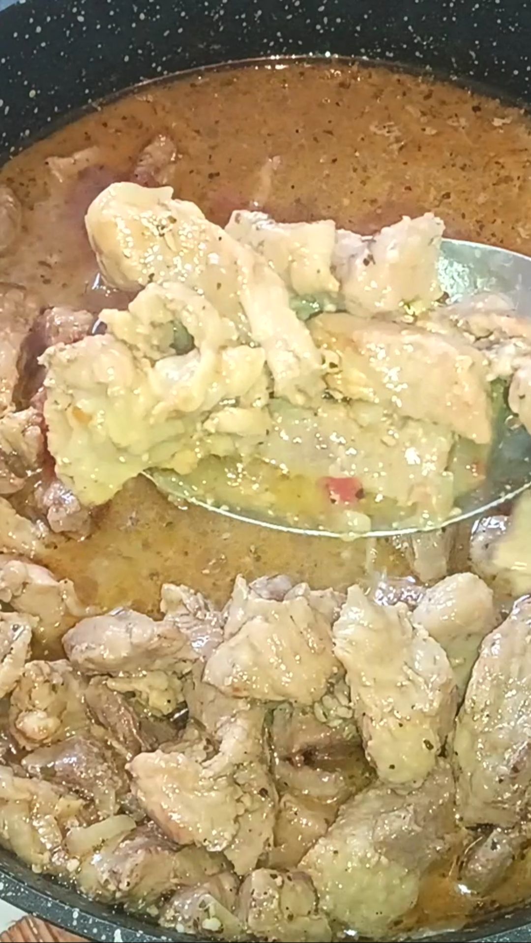 Мясо с луком в сметанном соусе со специями. Рецепт вкусного ужина смотреть онлайн