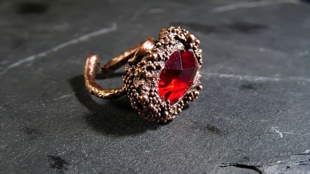 Красный топаз (гидротермальный)