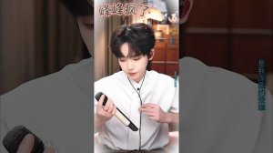 峰峰疯了 Fengfeng is crazy Фэнфэн сошёл с ума Fengfeng ist verrückt फेंगफेंग पागल है شيا شياوشيا