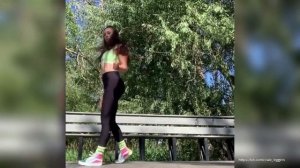 Девушка в леггинсах танцует.Стильные и разнообразные женские образы.