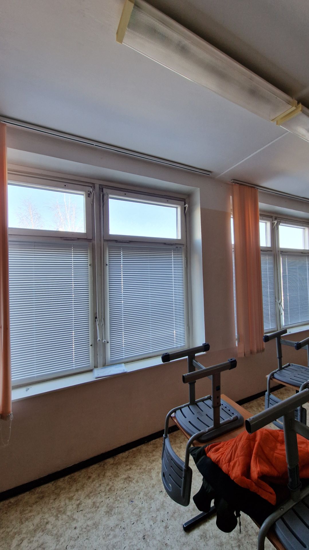 Классические горизонтальные алюминиевые жалюзи 25мм в школьный кабинет. Цвет белый глянец.