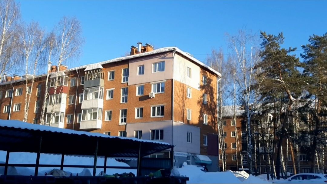 ЧТО-ТО ГОТОВИТ И ЕСТ ОДИНОКАЯ ДЕВУШКА С КОШКОЙ смотреть онлайн