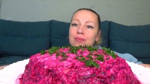 Мукбанг королева стола селедка под шубой, блины с сыром и ветчиной. Еда вкуснота.