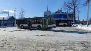 ЛиАЗ 5292 отъезжает от стоянки на станции Голицыно