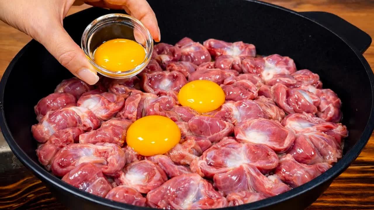 Сытный ужин по-домашнему за 30 минут! Куриные желудочки на сковороде — это просто божественно! смотреть онлайн