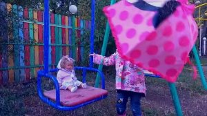 Настя в парке развозит зонтики куклам принцессам Диснея