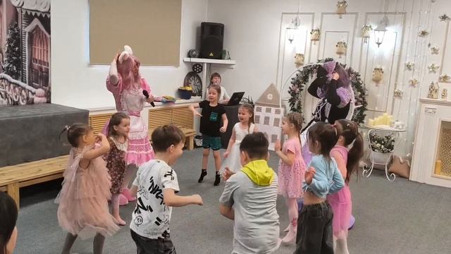 Миша на дне рождения Алисы