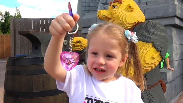 Влог: Настя в парке развлечений для детей Леголенд с друзьями смотреть онлайн