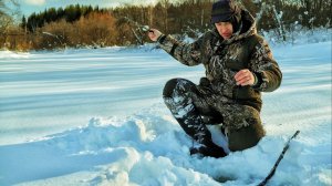 Подобрал мормышку безмотылка на таёжной реке