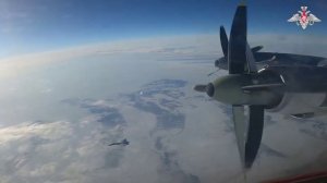 Плановый полет стратегических ракетоносцов Ту-95мс над нейтральными водами Берингова моря.