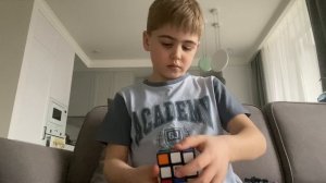 Кубик рубик. Учусь собирать и неплохо получается)