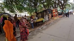 Готовлю вареники и супы. Иду в гости к Хелене. Берег реки Читравати. Путтапарти. Ноябрь 2025.