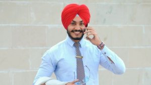 Вот в парке городском танцуют дамочки, всем уже за..., а с ними индус в чалме, экзотика, однако