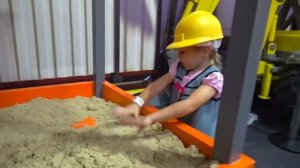 Настя и детская площадка Боб Строитель и Паровозик Томас