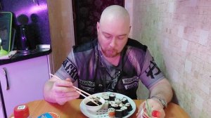 Мукбанг, блины на масленицу и роллы.